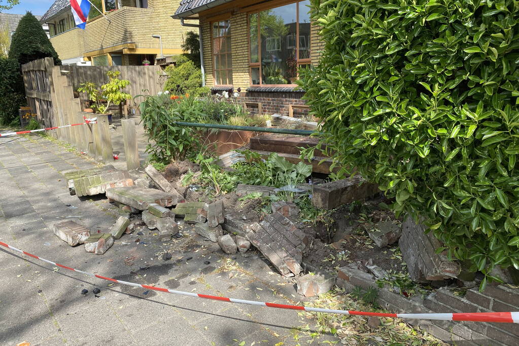 Minderjarige bestuurt personenauto en belandt in voortuin