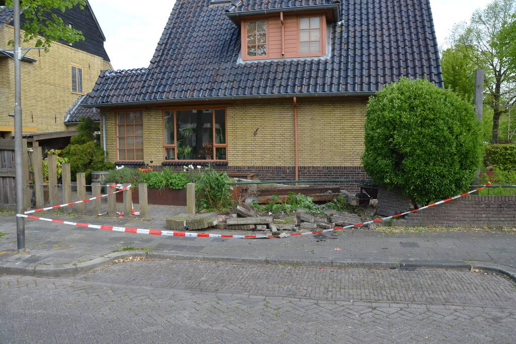 Minderjarige bestuurt personenauto en belandt in voortuin