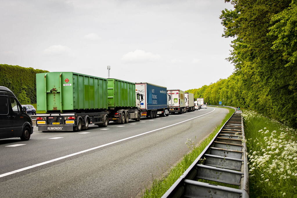 Rijstrook afgesloten door ongeval op snelweg