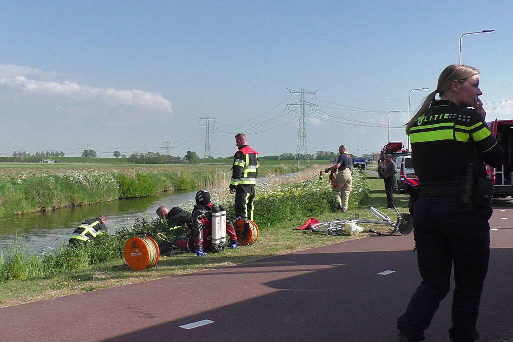 Brandweerduikers doen onderzoek in water na aangetroffen fiets