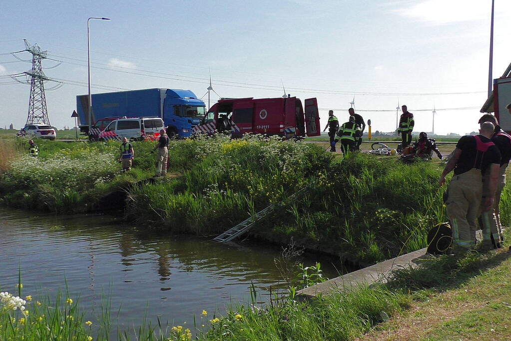 Brandweerduikers doen onderzoek in water na aangetroffen fiets