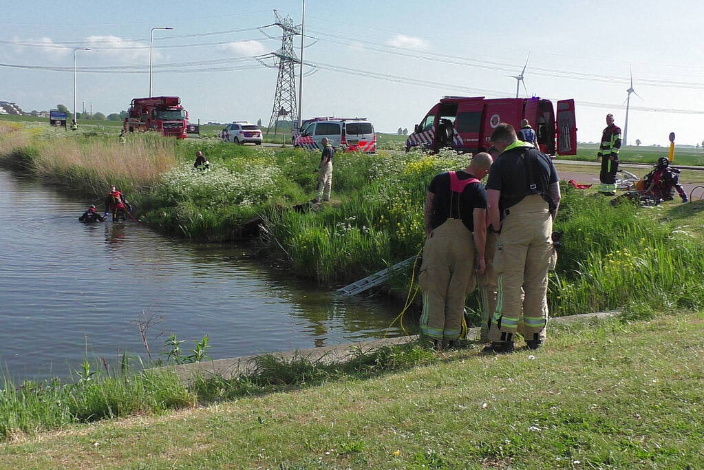 Brandweerduikers doen onderzoek in water na aangetroffen fiets
