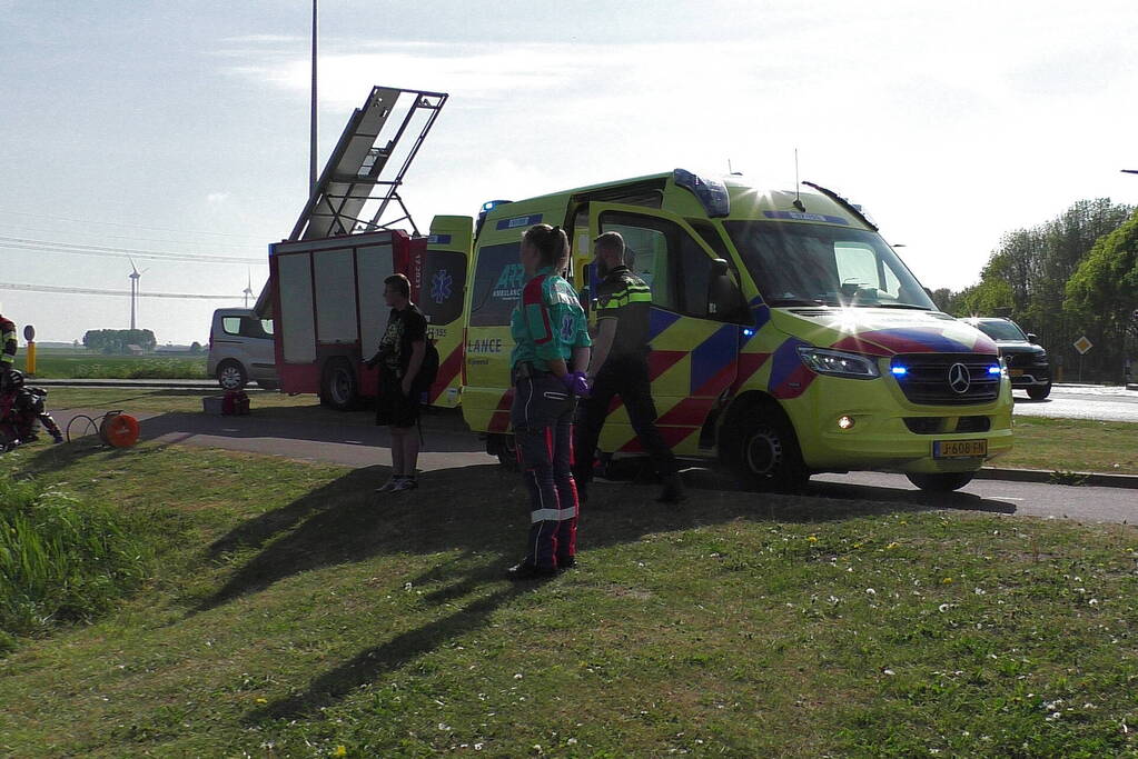 Brandweerduikers doen onderzoek in water na aangetroffen fiets