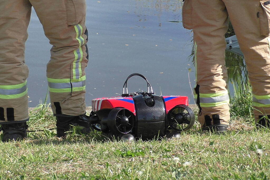 Brandweerduikers doen onderzoek in water na aangetroffen fiets