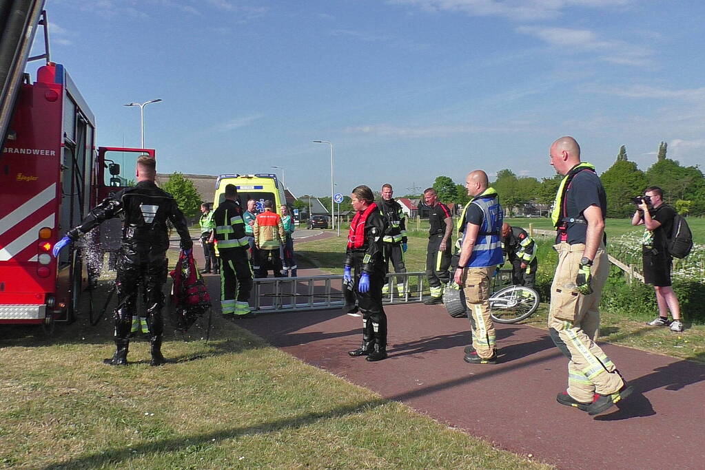 Brandweerduikers doen onderzoek in water na aangetroffen fiets