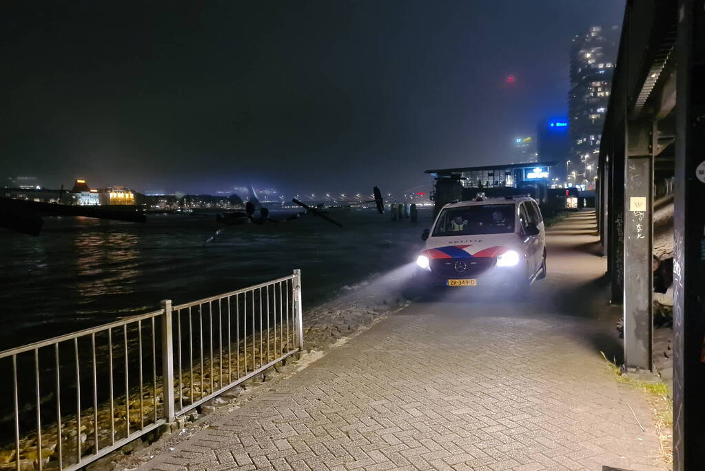 Persoon naar ziekenhuis na val in Nieuwe Maas