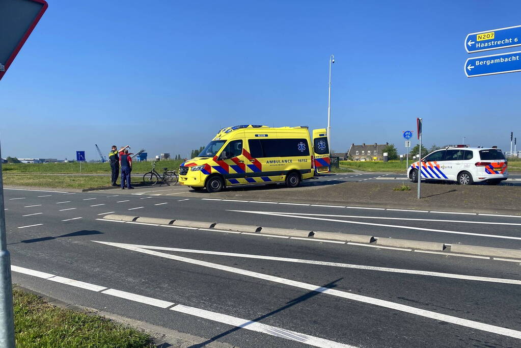 Fietser ziet auto over het hoofd en raakt gewond