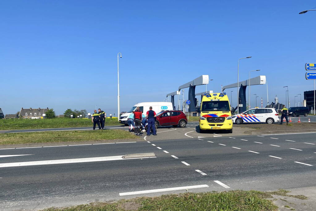 Fietser ziet auto over het hoofd en raakt gewond