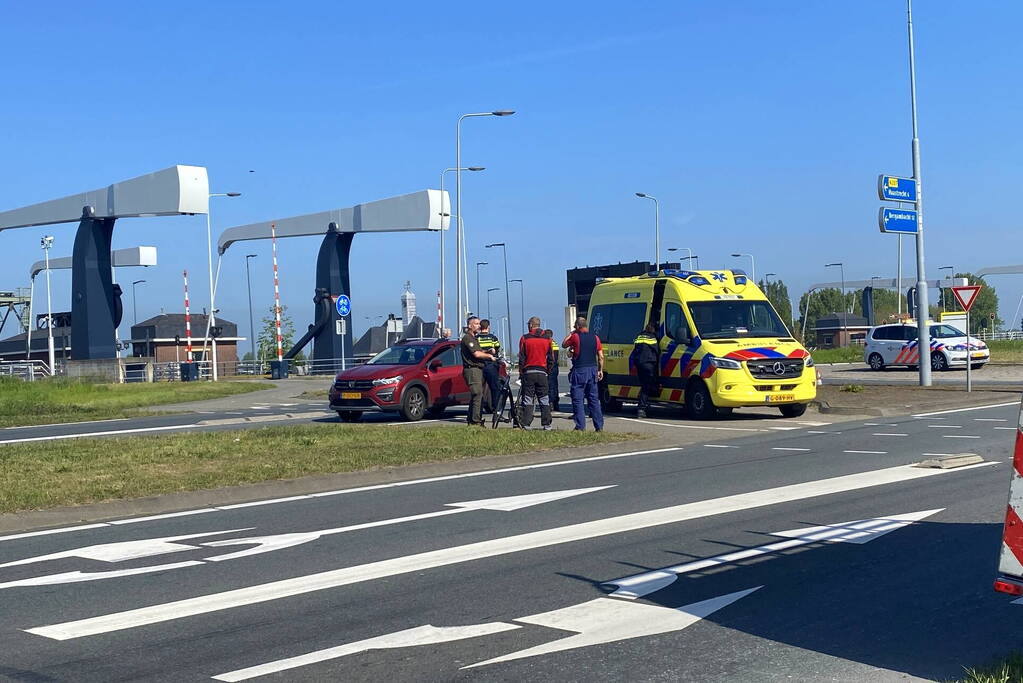 Fietser ziet auto over het hoofd en raakt gewond