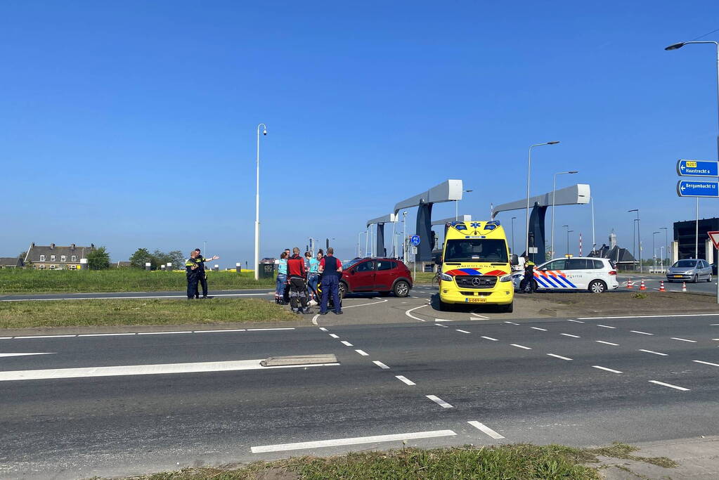 Fietser ziet auto over het hoofd en raakt gewond