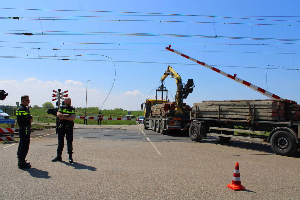 Vrachtwagen trekt bovenleiding kapot