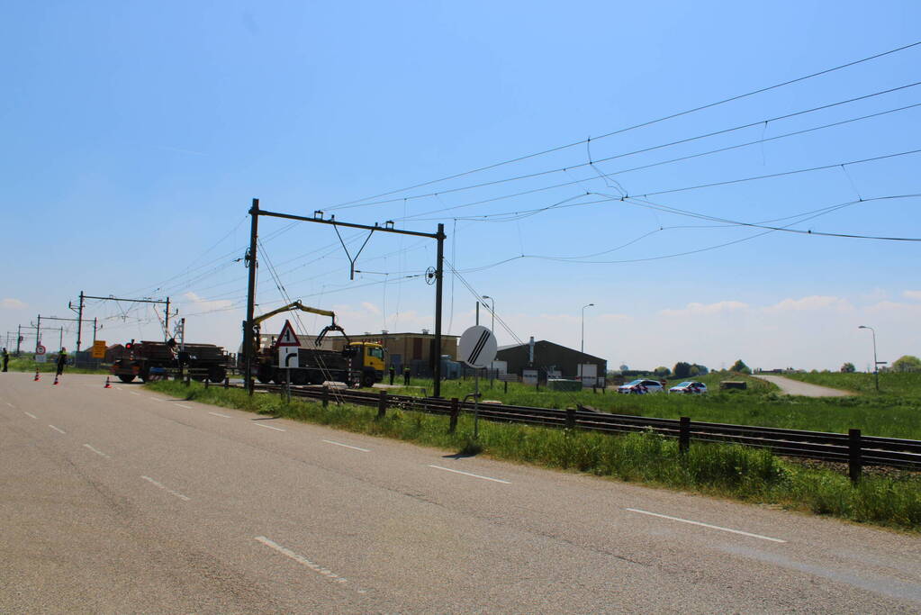 Vrachtwagen trekt bovenleiding kapot