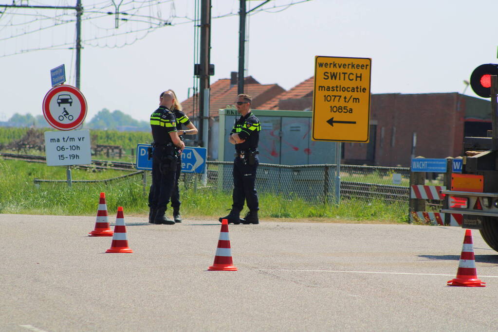 Vrachtwagen trekt bovenleiding kapot