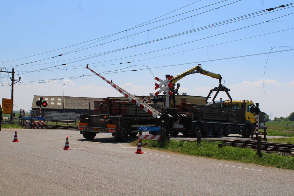 Vrachtwagen trekt bovenleiding kapot