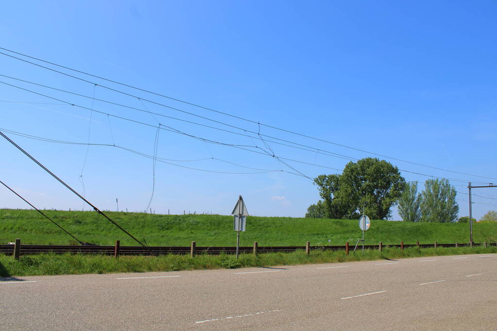 Vrachtwagen trekt bovenleiding kapot