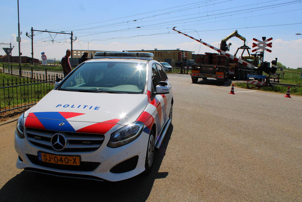 Vrachtwagen trekt bovenleiding kapot