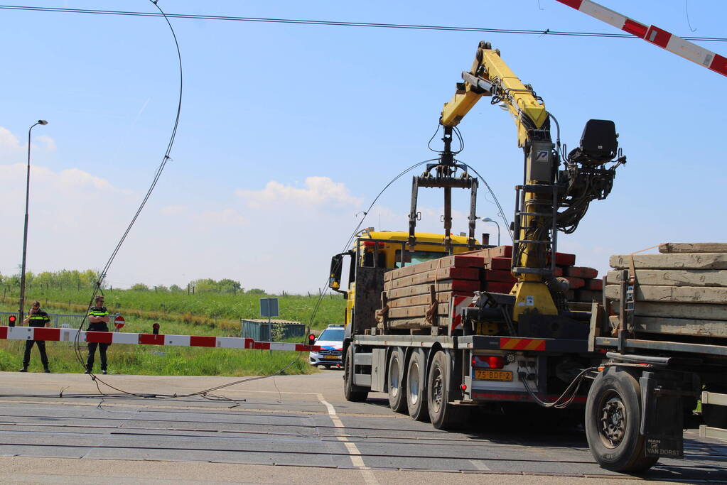 Vrachtwagen trekt bovenleiding kapot