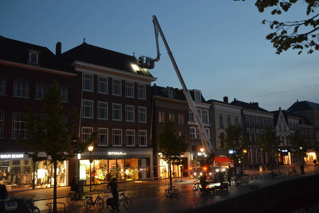 Brandweer ingezet voor losliggende dakpannen