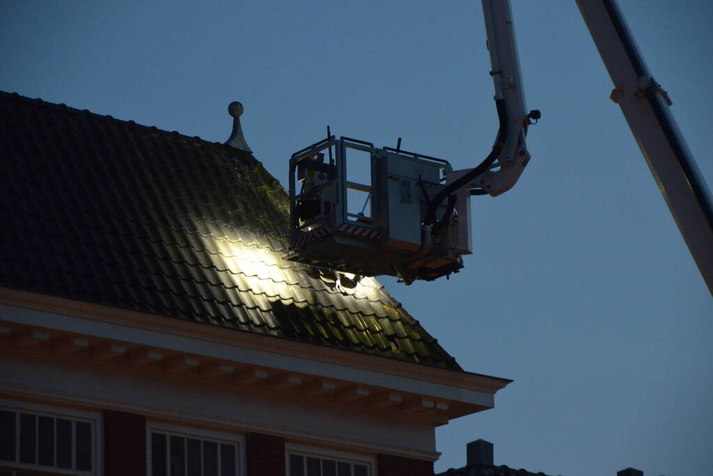 Brandweer ingezet voor losliggende dakpannen