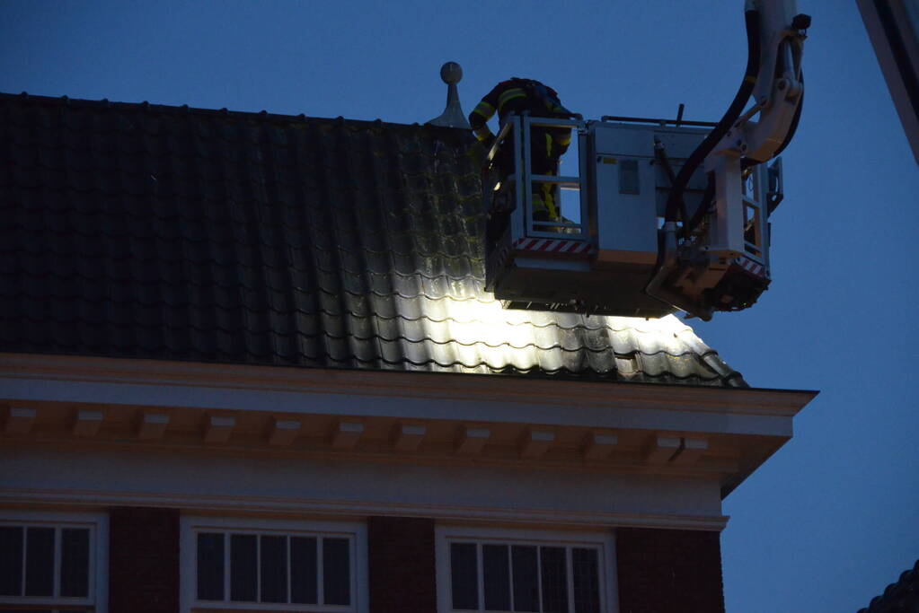 Brandweer ingezet voor losliggende dakpannen