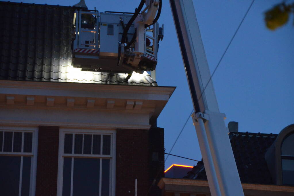 Brandweer ingezet voor losliggende dakpannen