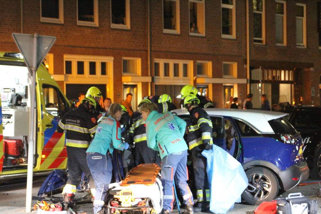 Zwaar gewonde bij frontale crash