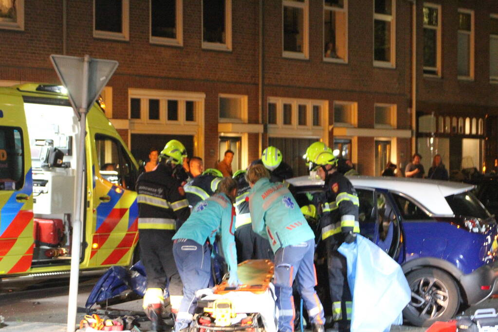 Zwaar gewonde bij frontale crash