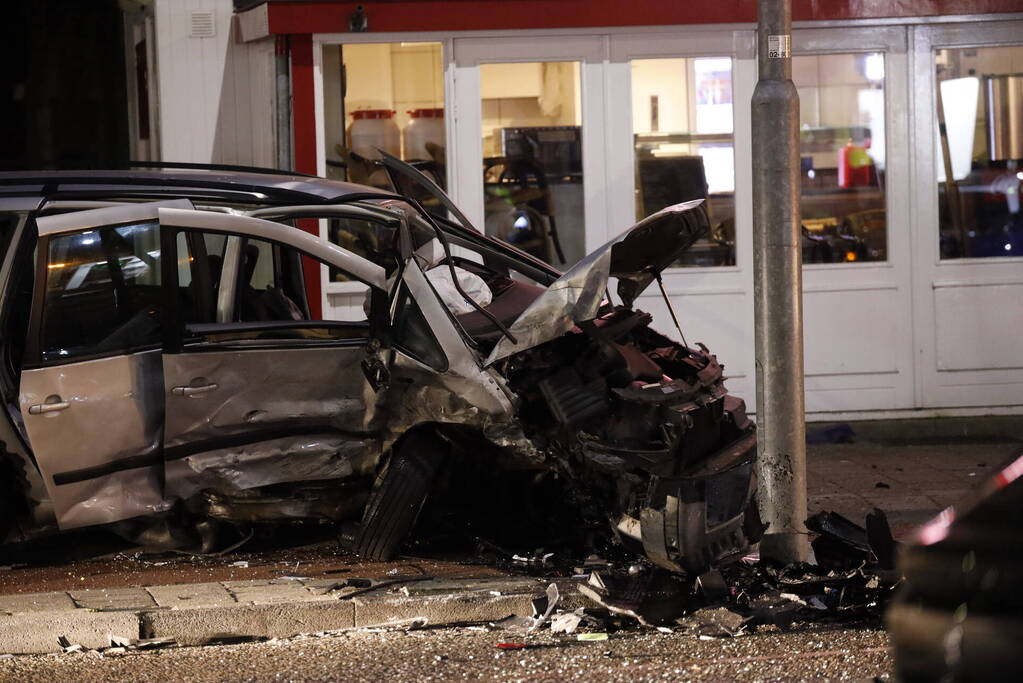 Zwaar gewonde bij frontale crash