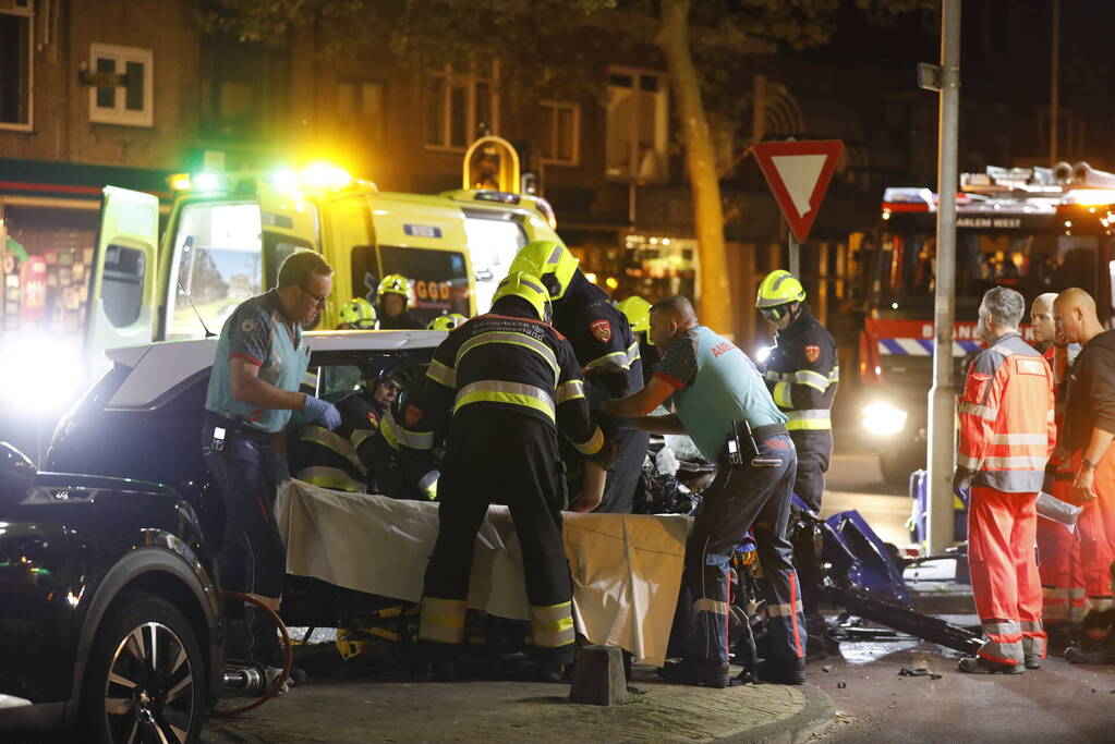 Zwaar gewonde bij frontale crash