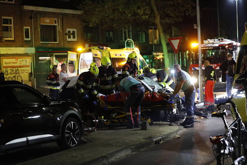 Zwaar gewonde bij frontale crash