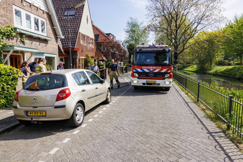 Brand aan voorzijde van personenauto