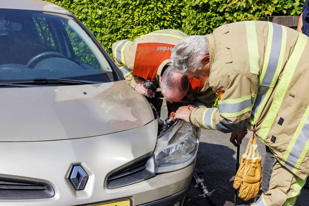 Brand aan voorzijde van personenauto