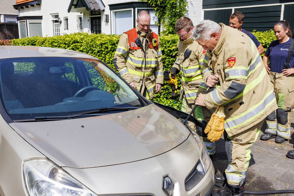 Brand aan voorzijde van personenauto
