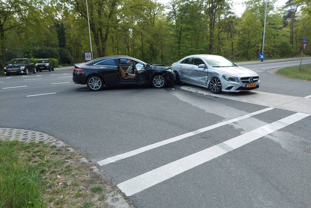 Veel schade na botsing tussen twee auto's