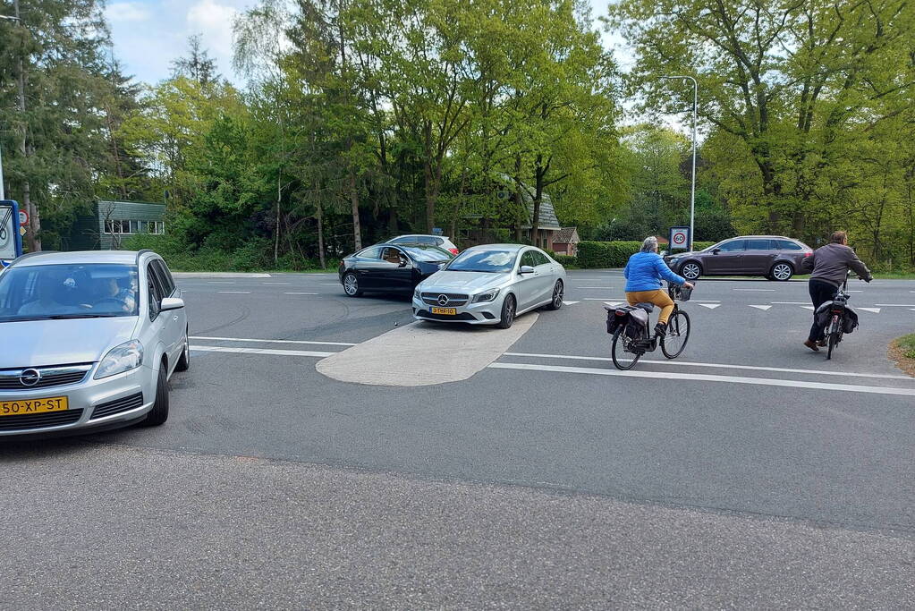 Veel schade na botsing tussen twee auto's