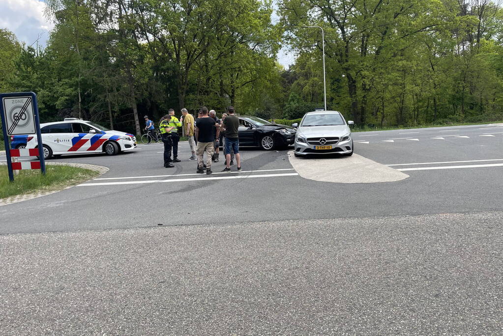 Veel schade na botsing tussen twee auto's