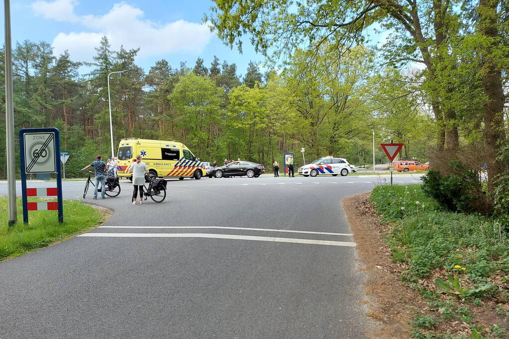 Veel schade na botsing tussen twee auto's