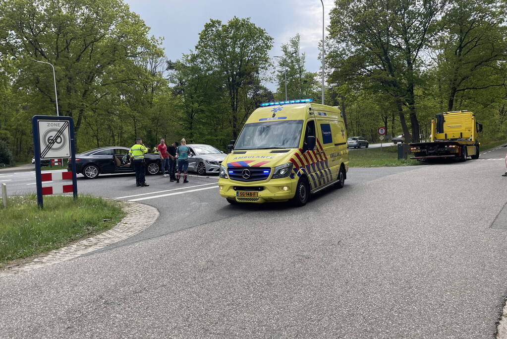 Veel schade na botsing tussen twee auto's