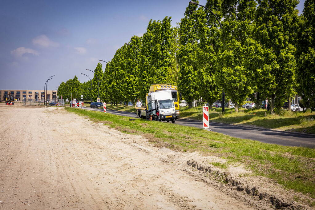 Picnic-bezorgauto strandt in Vathorst na afbreken wiel