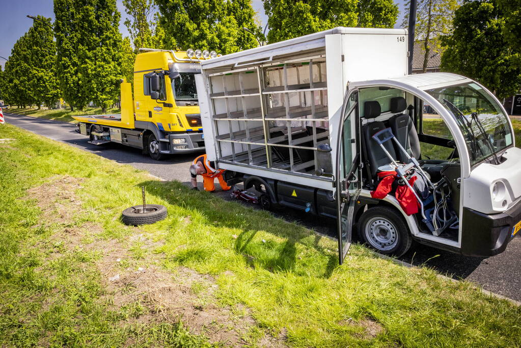 Picnic-bezorgauto strandt in Vathorst na afbreken wiel