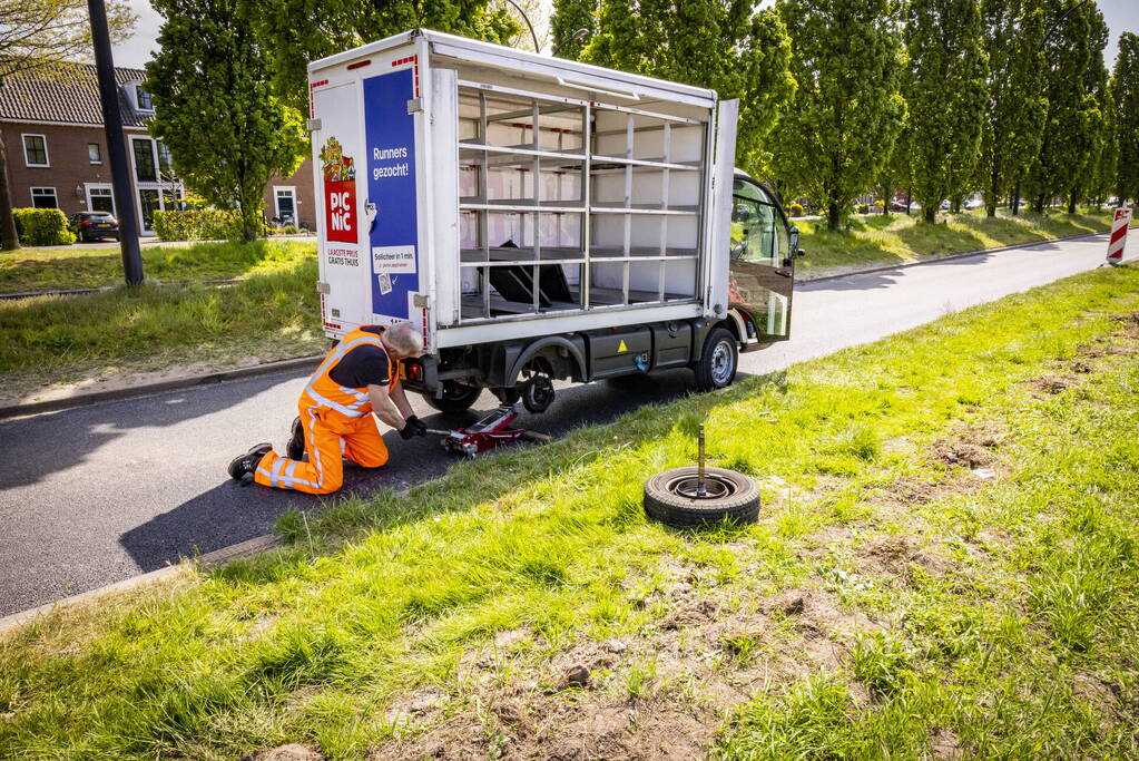 Picnic-bezorgauto strandt in Vathorst na afbreken wiel