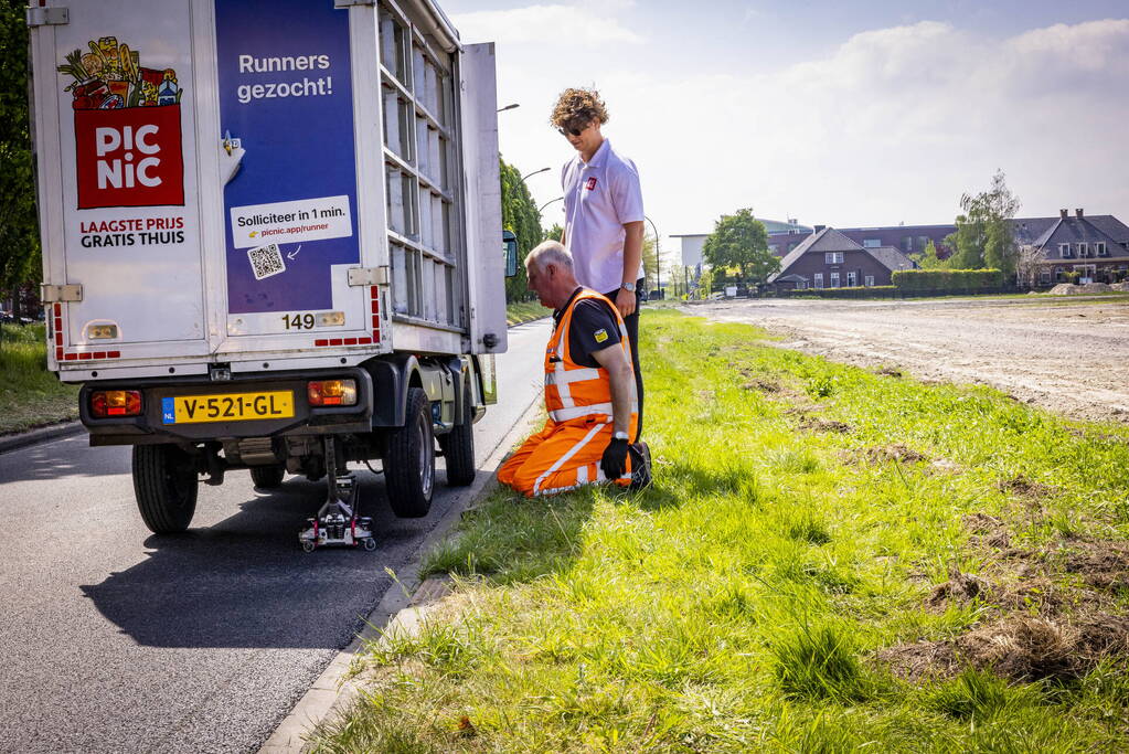 Picnic-bezorgauto strandt in Vathorst na afbreken wiel