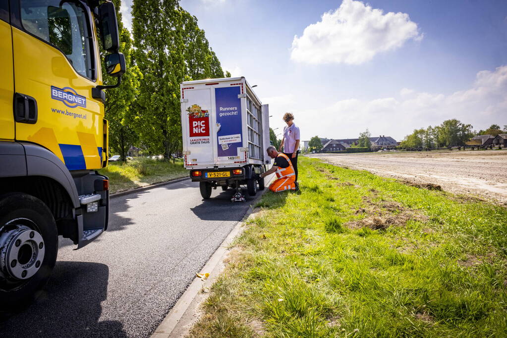 Picnic-bezorgauto strandt in Vathorst na afbreken wiel