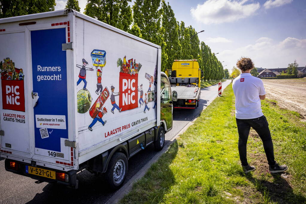 Picnic-bezorgauto strandt in Vathorst na afbreken wiel