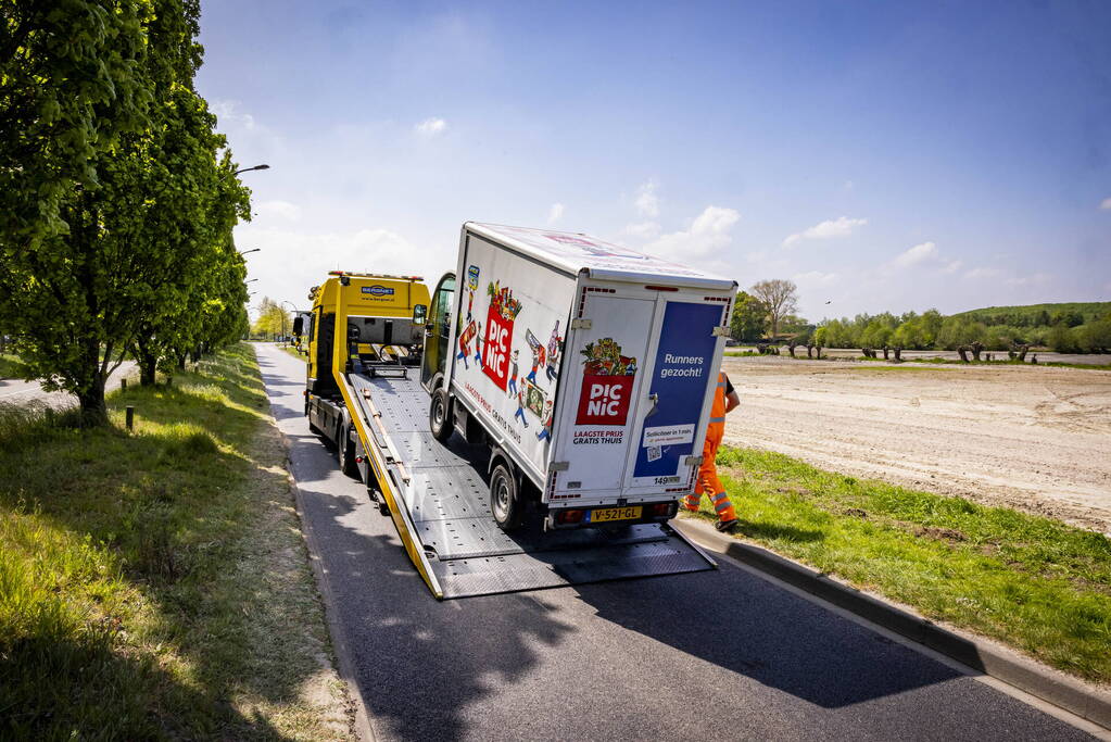 Picnic-bezorgauto strandt in Vathorst na afbreken wiel