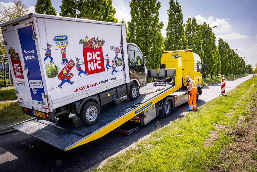 Picnic-bezorgauto strandt in Vathorst na afbreken wiel