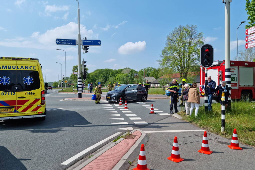 Auto op z'n kant na ongeval