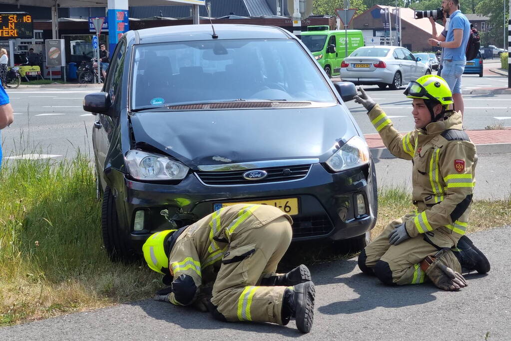 Auto op z'n kant na ongeval