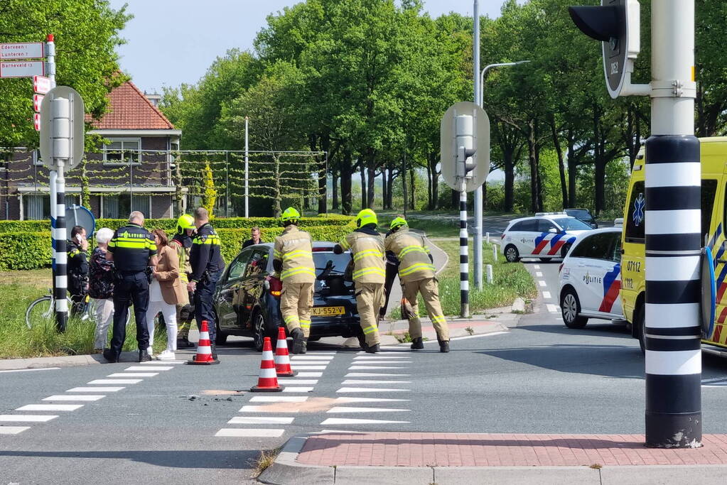 Auto op z'n kant na ongeval
