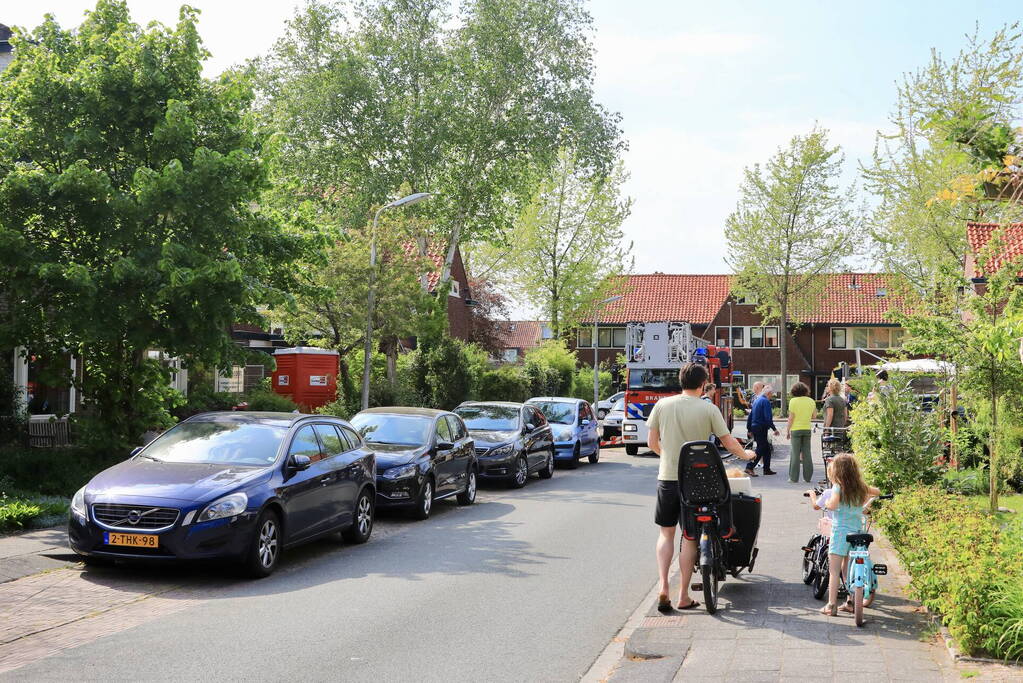 Veel bekijks bij gevaarlijk hangende tak
